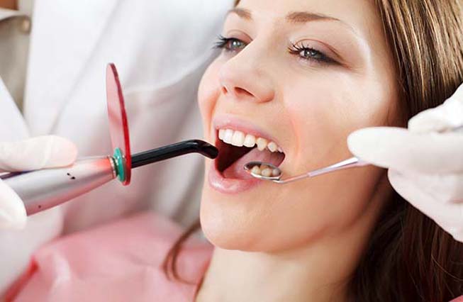 Cum se tratează afecțiunile parodontale prin terapia laser?
